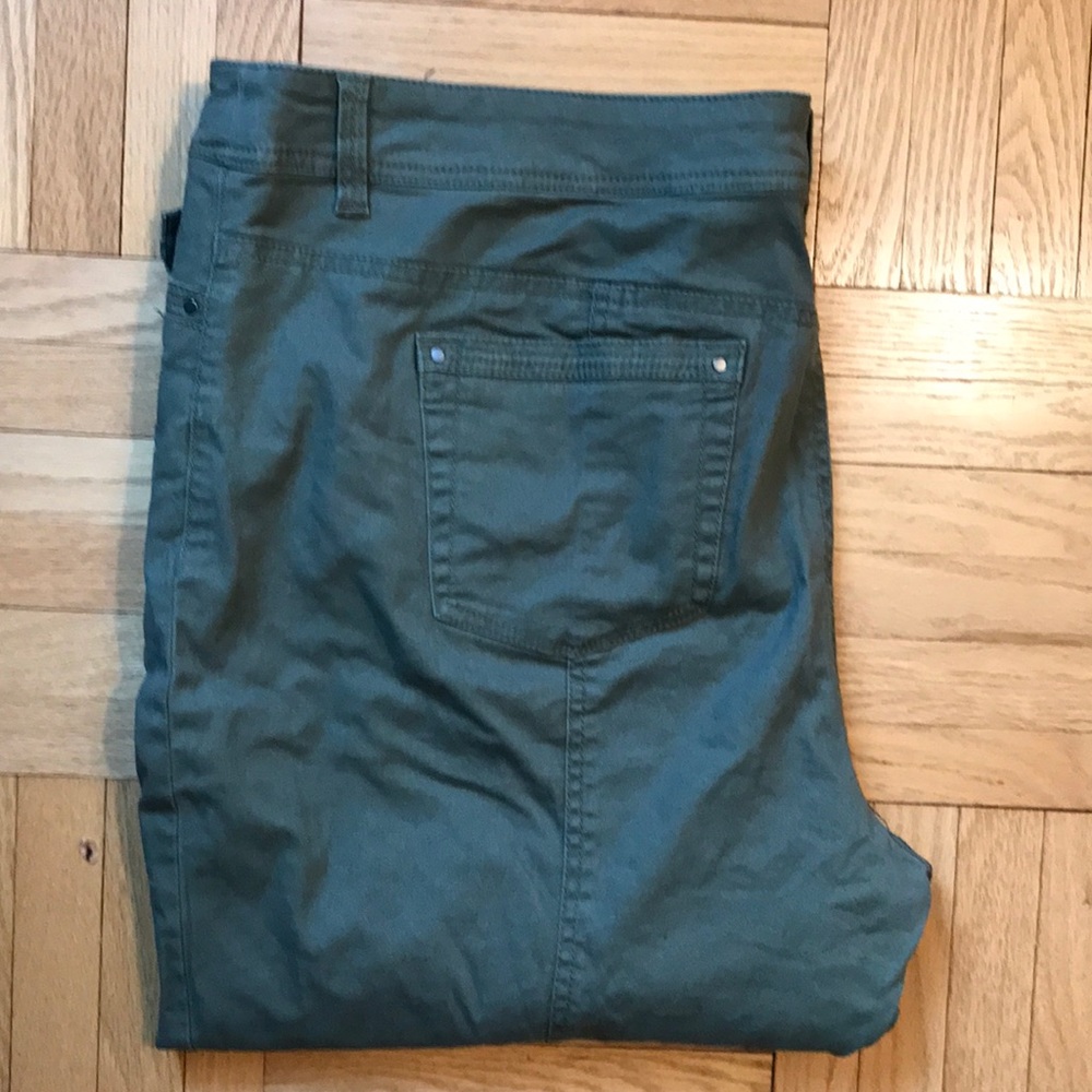 Style&Co green crops size 18 stretch